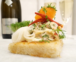 Hummertoast med gruyerekräm och picklad rättika