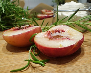Honungs- och rosmarinrostade persikor med mascarpone..