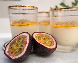 Vit chokladmousse med passionsfrukt