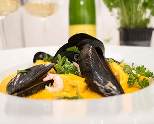 Fisk- och skaldjurssoppa med saffran och fänkål