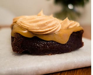 Kladdkaka med kolasås och jordnötsfrosting