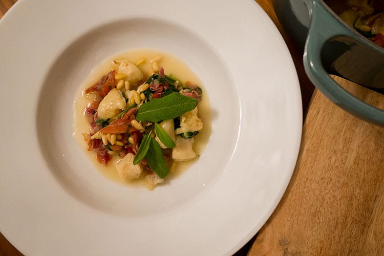 Gnocchi med prosciutto och bladspenat