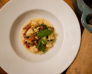 Gnocchi med prosciutto och bladspenat