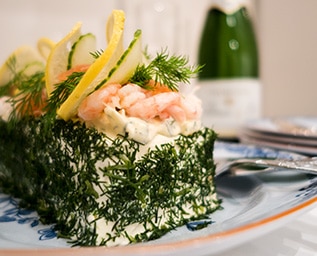 Smörgåstårta med skaldjur och Västerbottensost