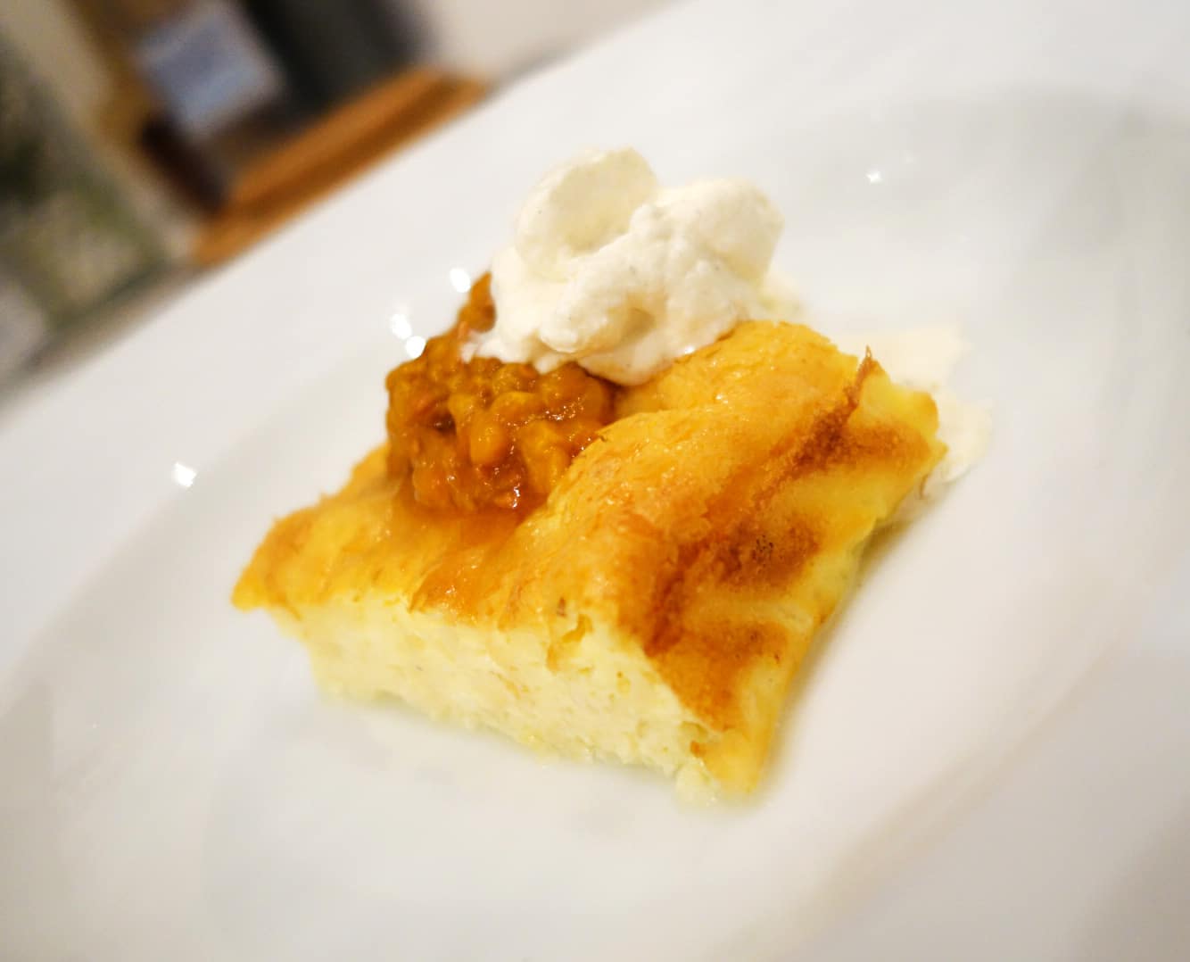 Snabb ostkaka med rårörda hjortron