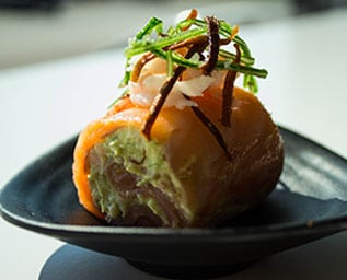 Laxrullar med räkor och avokado