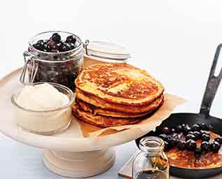 Fluffiga pannkakor med blåbär