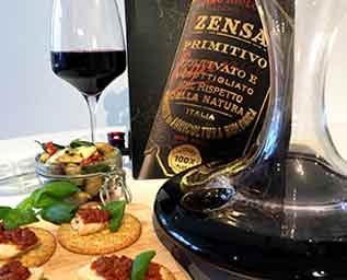 Rött på box och karaff