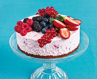 Somrig glasstårta med bär