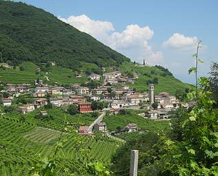 Månkysst prosecco och osteria med utsikt