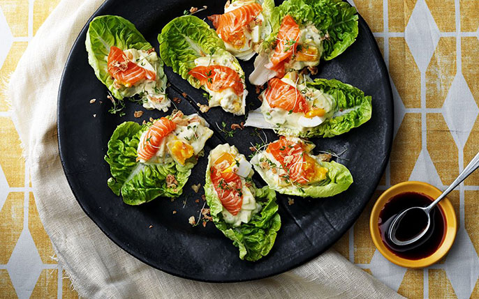 Äggsallad med sashimi på lax