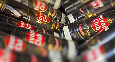 Sjuåring med brokig bakgrund