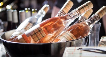 Om jag blandar rött och vitt vin, blir det rosé?