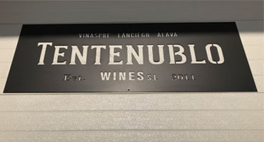 Särling inklämd bland vinjättarna