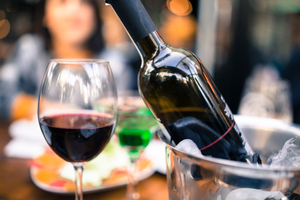 Kallt rött vin? Här är sorterna som funkar