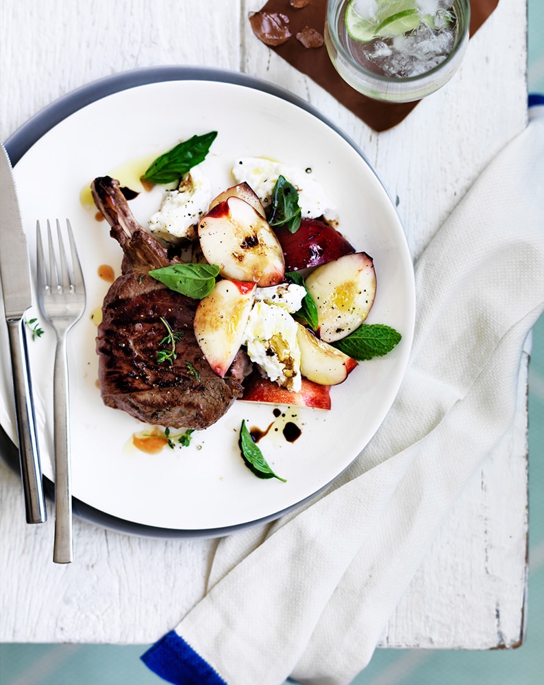 Grillade kalvkotletter med persiko- och mozzarellasallad