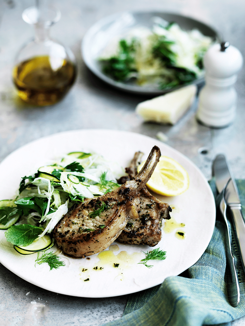 Grillade kotletter med zucchini- och fänkålssallad