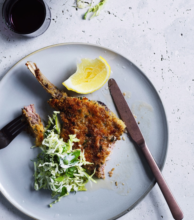 Ostpanerade lammkotletter med fräst spenat