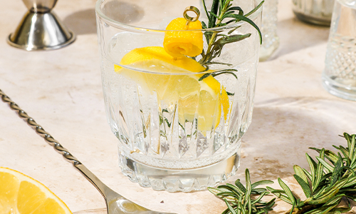 Gin & Tonic – elegant drink med egen dag