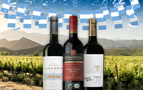 Fira Argentinas nationaldag med en flaska Malbec
