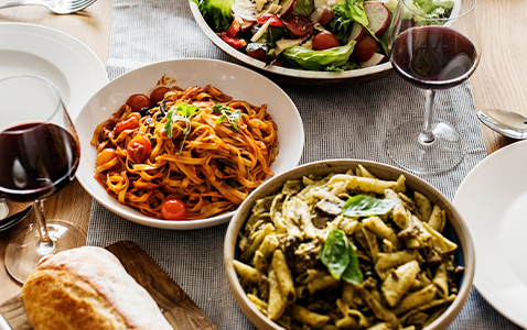 Matcha tre klassiska pastarätter med vin