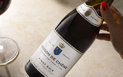 Säg Bonjour till en ny elegant fransk pinot noir med..